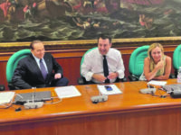 Silvio Berlusconi, Matteo Salvini e Giorgia Meloni seduti accanto e sorridenti sotto la mega tela della Battaglia di Lepanto che campeggia nella sala Salvadori di Montecitorio, 27 luglio 2022. E' un'immagine dei leader del centrodestra diffusa dallo staff della Lega durante il vertice della coalizione riunita in versione allargata in vista delle prossime elezioni, e ospitata negli spazi della Lega alla Camera.   ANSA / Ufficio stampa Lega  +++ ANSA PROVIDES ACCESS TO THIS HANDOUT PHOTO TO BE USED SOLELY TO ILLUSTRATE NEWS REPORTING OR COMMENTARY ON THE FACTS OR EVENTS DEPICTED IN THIS IMAGE; NO ARCHIVING; NO LICENSING +++