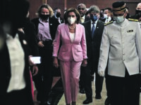 Da Fornelli a Taiwan, il viaggio del tailleur rosa di Nancy Pelosi