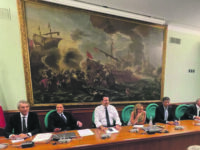 Silvio Berlusconi, Matteo Salvini e Giorgia Meloni seduti accanto e sorridenti sotto la mega tela della Battaglia di Lepanto che campeggia nella sala Salvadori di Montecitorio, 27 luglio 2022. E' un'immagine dei leader del centrodestra diffusa dallo staff della Lega durante il vertice della coalizione riunita in versione allargata in vista delle prossime elezioni, e ospitata negli spazi della Lega alla Camera.   ANSA / Ufficio stampa Lega  +++ ANSA PROVIDES ACCESS TO THIS HANDOUT PHOTO TO BE USED SOLELY TO ILLUSTRATE NEWS REPORTING OR COMMENTARY ON THE FACTS OR EVENTS DEPICTED IN THIS IMAGE; NO ARCHIVING; NO LICENSING +++