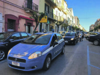 Termoli. Forza il posto di controllo e sperona la volante della Polizia