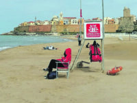 Sembra autunno, ma la stagione balneare è partita: da ieri bagnini in spiaggia