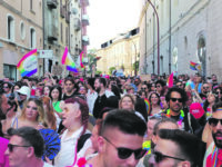 Noi esistiamo, l’onda arcobaleno colora di diritti civili il capoluogo