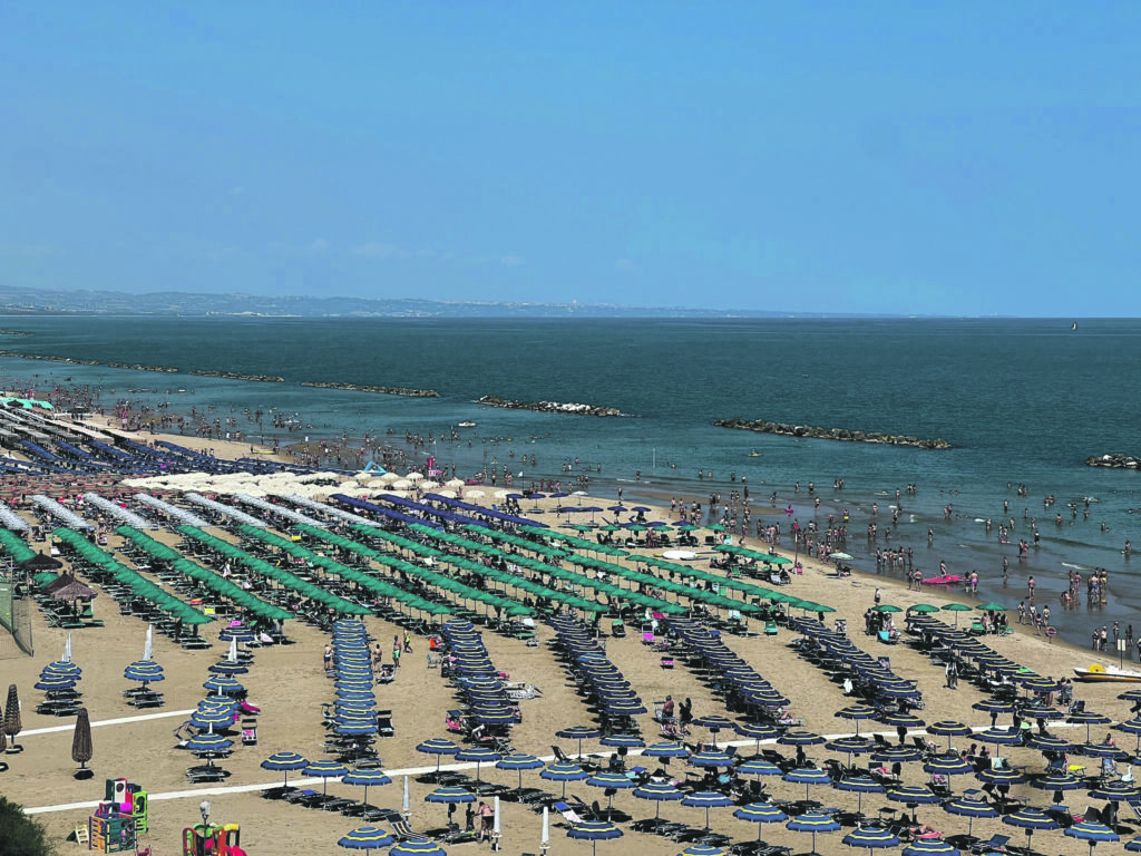 Primo fine settimana di luglio e la spiaggia inizia a popolarsi