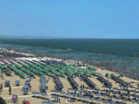 Primo fine settimana di luglio e la spiaggia inizia a popolarsi