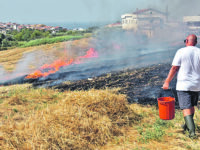 Inferno a Casa la Croce, fiamme lambiscono le abitazioni