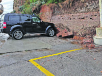 Violento nubifragio: strade allagate e crolla parte di un muro al porto