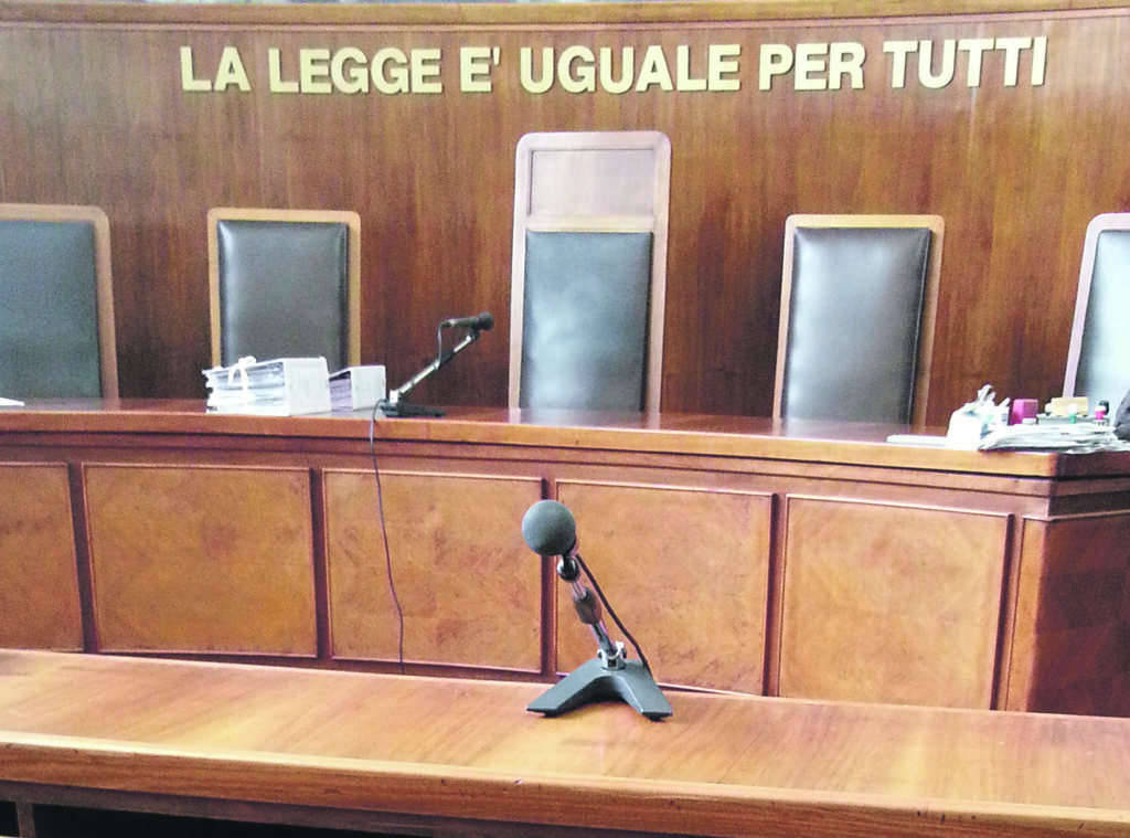 PALAZZO DI GIUSTIZIA, AULA DI TRIBUNALE VUOTA SCRITTA LA " LEGGE E UGUALE PER TUTTI " TOGHE DI AVVOCATI APPOGGIATI SUI BANCHI DEL TRIBUNALE (MAURUIZIO MAULE, MILANO - 2013-03-15) p.s. la foto e' utilizzabile nel rispetto del contesto in cui e' stata scattata, e senza intento diffamatorio del decoro delle persone rappresentate