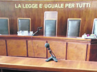 PALAZZO DI GIUSTIZIA, AULA DI TRIBUNALE VUOTA SCRITTA LA " LEGGE E UGUALE PER TUTTI " TOGHE DI AVVOCATI APPOGGIATI SUI BANCHI DEL TRIBUNALE (MAURUIZIO MAULE, MILANO - 2013-03-15) p.s. la foto e' utilizzabile nel rispetto del contesto in cui e' stata scattata, e senza intento diffamatorio del decoro delle persone rappresentate