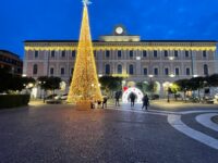 Campobasso. Un albero gigante e cascate di luci accendono il Natale in città