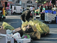 20090422 -  ROMA -SOI-ISTAT: QUASI 2.5 MILIONI ITALIANI IN POVERTA' ASSOLUTA    - Un anziano fruga tra i rifiuti del mercato di piazza S. Cosimato a Trastevere, a Roma.   In Italia, circa due milioni e mezzo di persone vivono in poverta' assoluta. Sono i ''poveri fra i poveri''. Si trovano in questa condizione 975 mila famiglie, il 4,1% dei nuclei familiari. Lo stima l'Istat che oggi ha  presentato un rapporto sulla poverta' assoluta riferito al 2007 e nel quale sottolinea che rispetto al 2005, ''la poverta' assoluta e' rimasta stabile e sostanzialmente immutata''. Il fenomeno e' concentrato al Sud dove la poverta' assoluta arriva a 5,8%; il Nord si attesta al 3,5 e il Centro al 2,9. ANSA /GUIDO MONTANI/  KLD