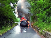 Carpinone, disavventura per alcuni turisti: l’auto va in fiamme nei pressi delle cascate