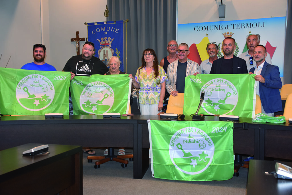 La costa termolese si tinge di verde, consegnati agli stabilimenti balneari i vessilli assegnati dai pediatri