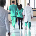 Stipendi inadeguati e condizioni “ostili”, perciò i medici fuggono dagli ospedali