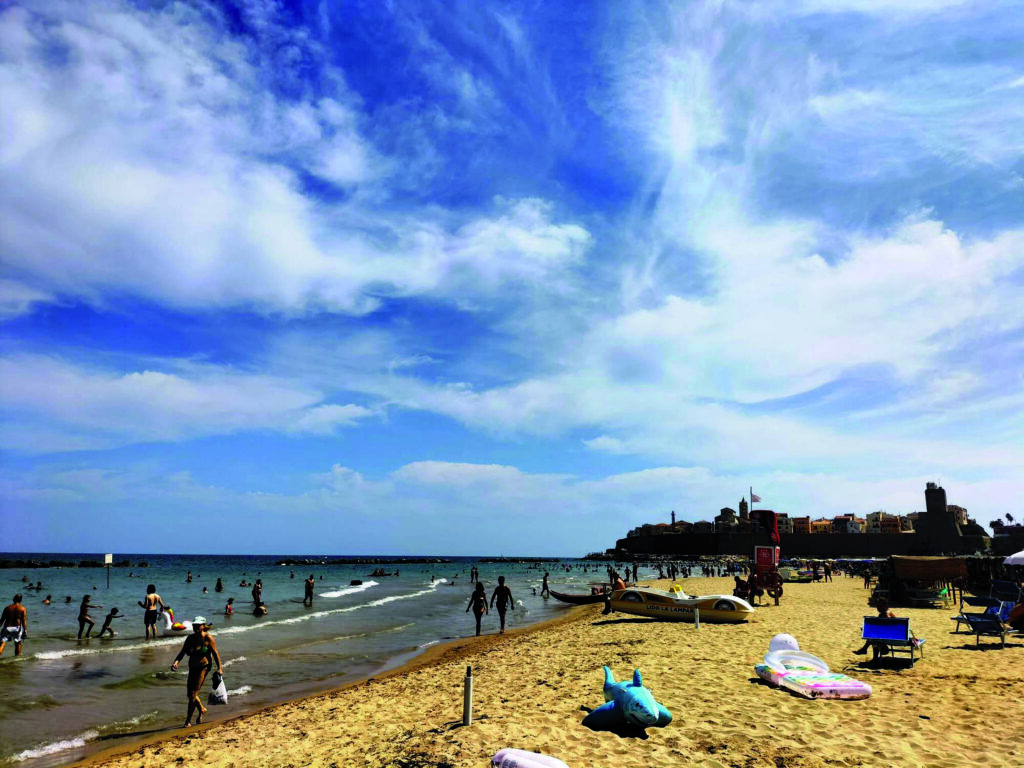 Ultima domenica d’agosto e caldo tropicale a caccia di refrigerio sulla spiaggia