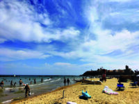 Ultima domenica d’agosto e caldo tropicale a caccia di refrigerio sulla spiaggia