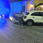 Isernia. Dopo i bagordi si mette alla guida e distrugge tre auto in sosta: un ferito