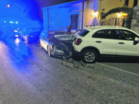 Isernia. Dopo i bagordi si mette alla guida e distrugge tre auto in sosta: un ferito