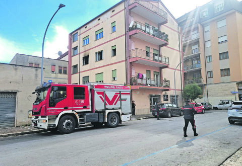 Isernia, tragedia sventata in via Molise: a fuoco un appartamento, tratto in salvo un 93enne