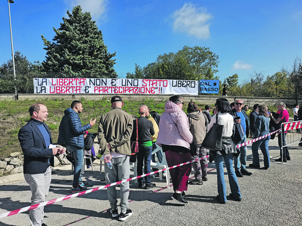 “Bella ciao” all’arrivo del ministro, lui non si scompone: è democrazia