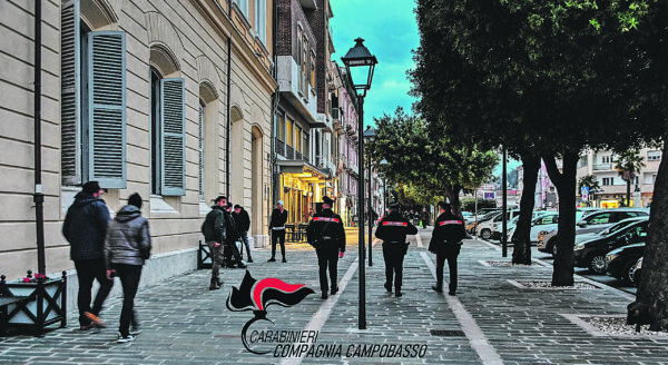 Campobasso. Stolen credit cards and burglary tools in backpack: arrested