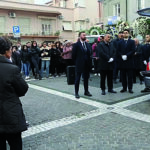 Palloncini, lacrime e applausi nell’ultimo viaggio di Gloria