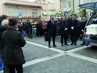 Palloncini, lacrime e applausi nell’ultimo viaggio di Gloria