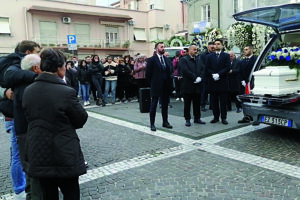 Palloncini, lacrime e applausi nell’ultimo viaggio di Gloria