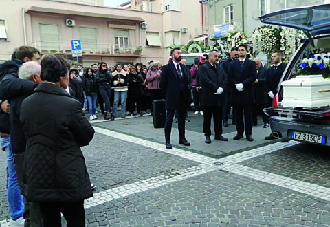 Palloncini, lacrime e applausi nell’ultimo viaggio di Gloria