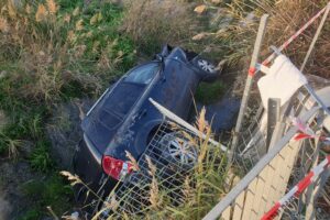 Termoli. Schianto sulla statale 87, auto nel canale: miracolati in due