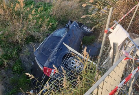 Termoli. Schianto sulla statale 87, auto nel canale: miracolati in due