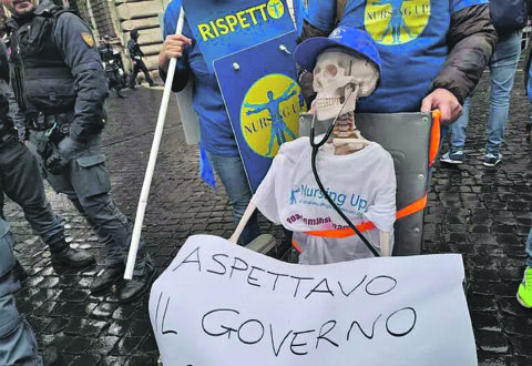 Medici e infermieri scioperano e minacciano dimissioni di massa