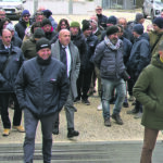 Gli autobus non si fermano dove non è sicuro e i pendolari restano a piedi