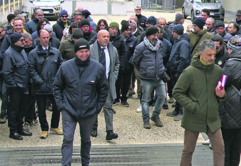 Gli autobus non si fermano dove non è sicuro e i pendolari restano a piedi