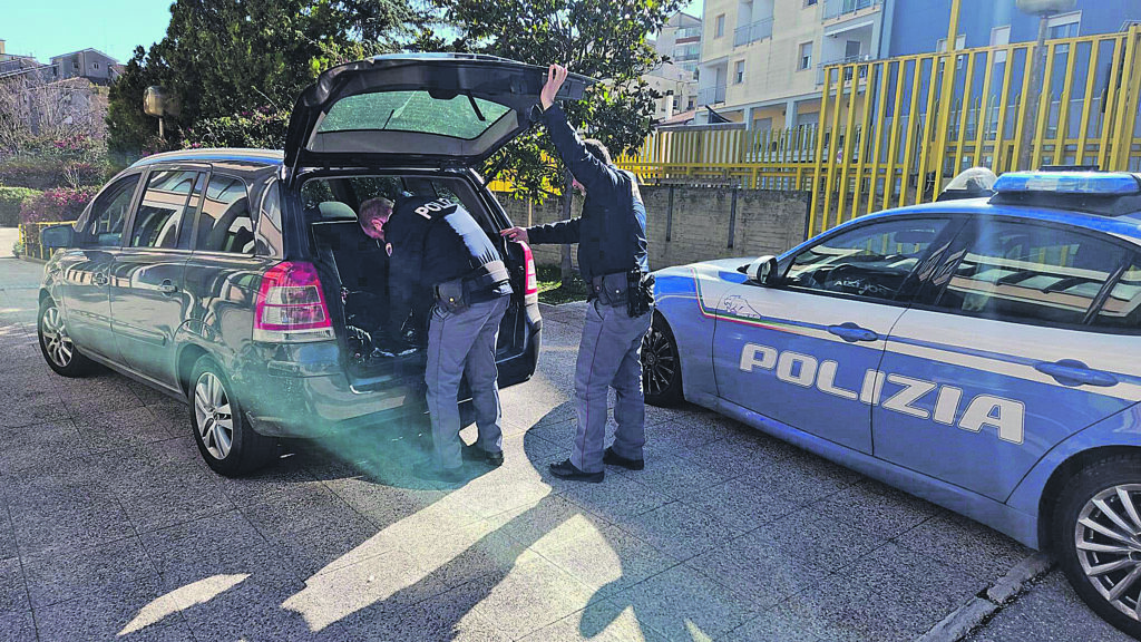 Campobasso. Possesso di arnesi da scasso e coltellini, denunciati 4 stranieri