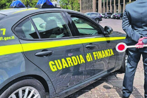 Colli a Volturno. Evade dalla sorveglianza e guida senza patente, fermato dalla Finanza