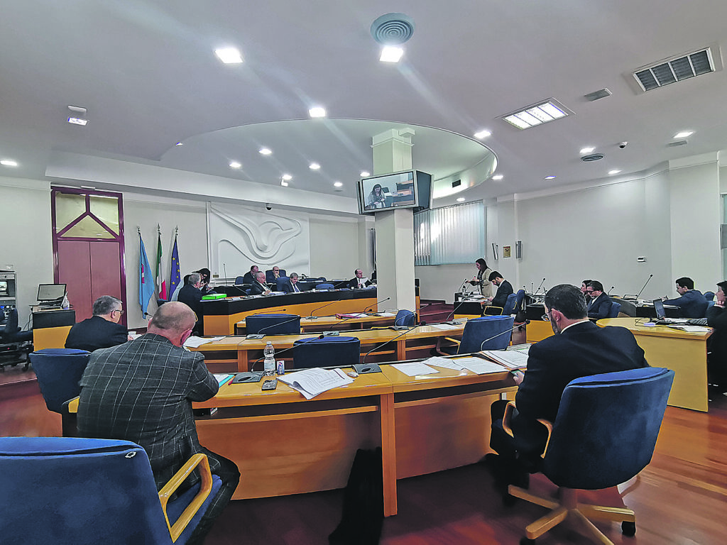 Bilancio in Aula col ‘bollino’ dei revisori dei conti, ma si parte con l’ex hotel Roxy