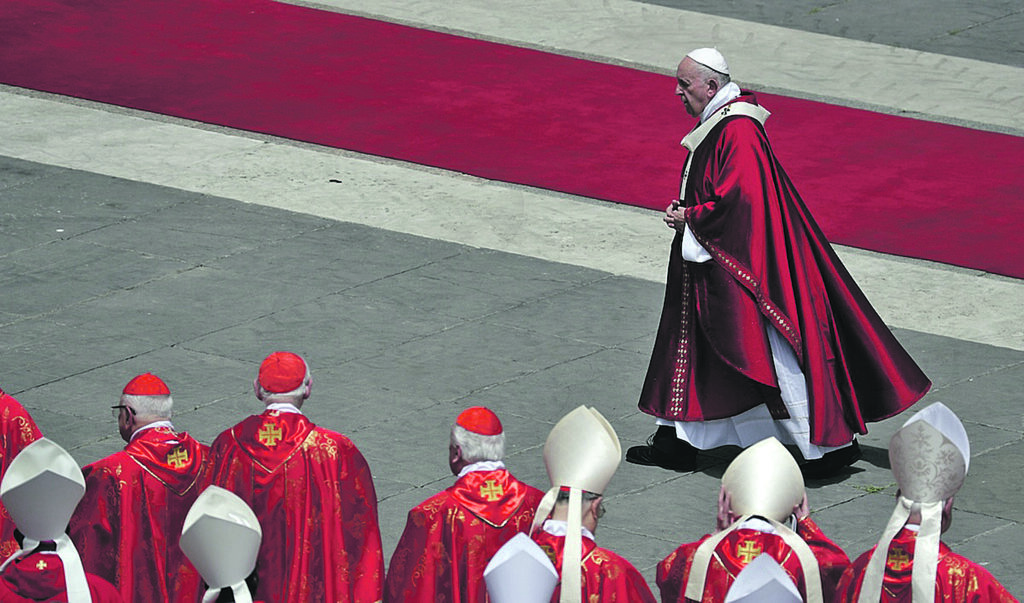 Papa Francesco cammina davanti ad alcuni cardinali dopo una messa per la Pentecoste, 9 giugno 2019 (AP Photo/Gregorio Borgia)