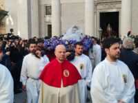 Il via dalla Cattedrale e baciata dal sole, processione ‘inedita’ ma carica di emozioni