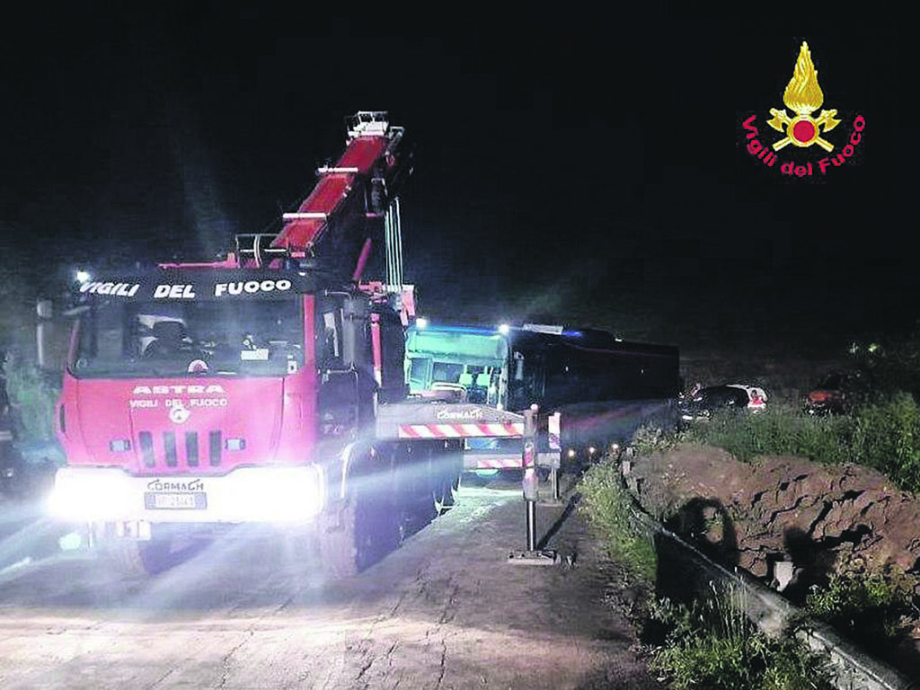 Palata. Colate di fango sulla SP 78, bus bloccato