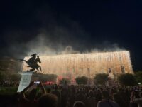 Fuoco e luci, l’incendio di Palazzo San Giorgio lascia tutti a bocca aperta