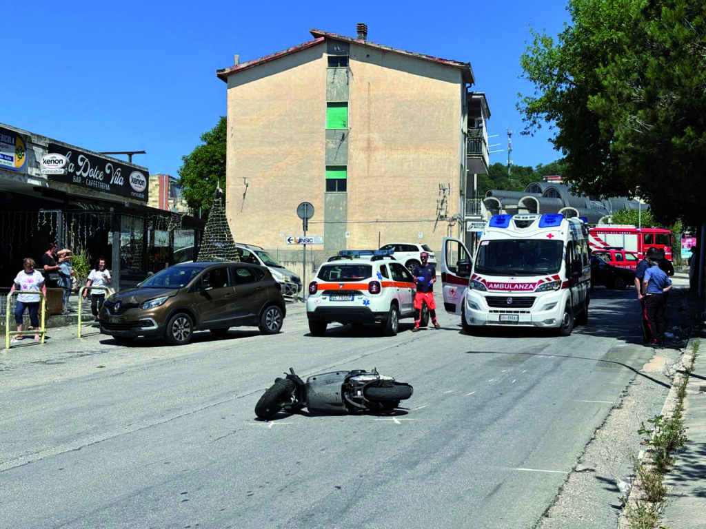 Isernia. San Lazzaro, scontro tra auto e scooter: feriti due giovani