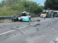 Tragedia sulla statale 87: auto contro pullman, muore una 54enne