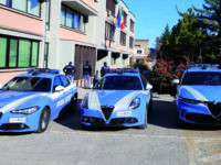 A tutta velocità su uno scooter, non si ferma all’alt e trascina un agente: 21enne ai domiciliari