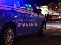 Sfonda il posto di blocco e scappa: 40enne in manette