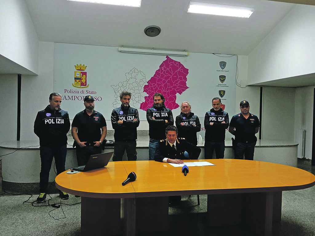 Dosi di coca pronte per lo spaccio, la Mobile ferma sette tunisini