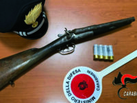 Minacce e arma clandestina in casa, 55enne finisce in carcere