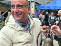 Casa Molise dona una campana di Agnone a Carlo Conti