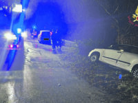 Auto fuori strada sulla provinciale, conducente incastrato estratto dai Vigili del Fuoco