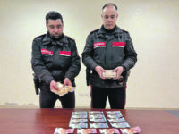 Paga con banconote false e ruba il portafogli alla cassiera