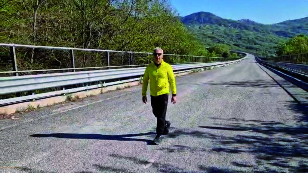 A piedi sul ponte Sente chiuso per donare il sangue